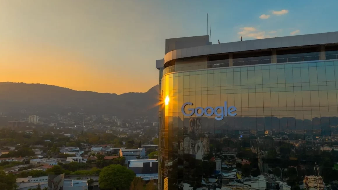 Bukele inaugura oficinas de Google en El Salvador.