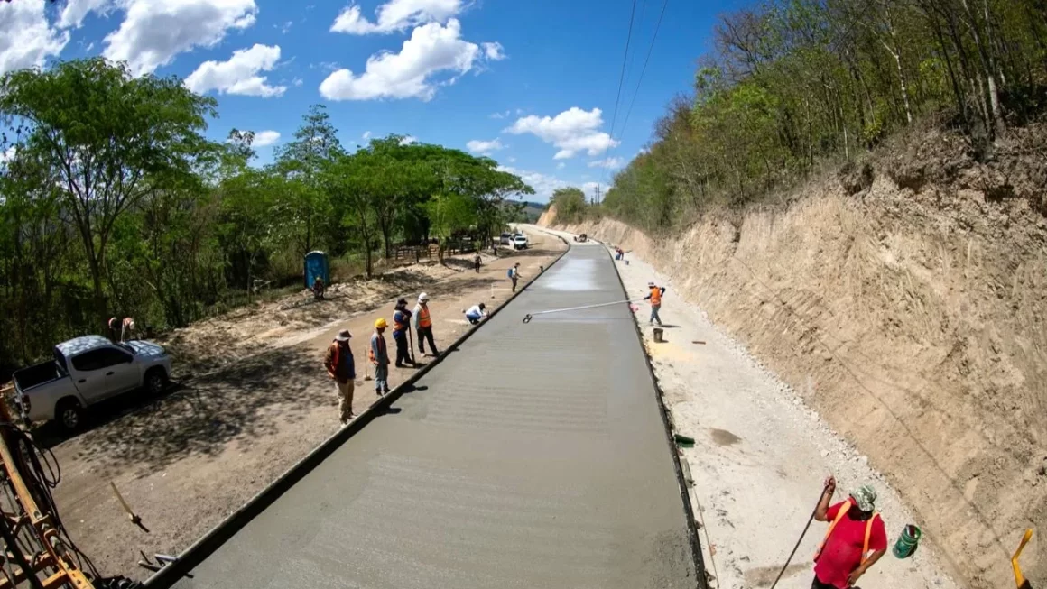 En un 92% avanza construcción de pavimentación entre Danli y Patuca.