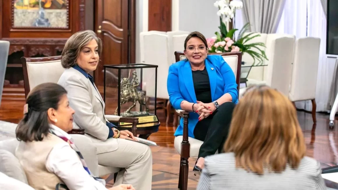 Empresa privada y Gobierno acuerdan la creación de un consejo de competitividad.