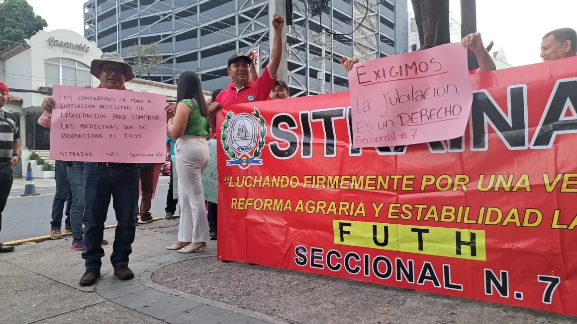 Empleados de INA protestan frente a Casa Presidencial exigiendo pago de prestaciones y jubilaciones