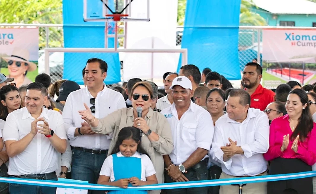 Presidenta Castro inaugura cancha número 53 en la Villa de San Antonio, Comayagua