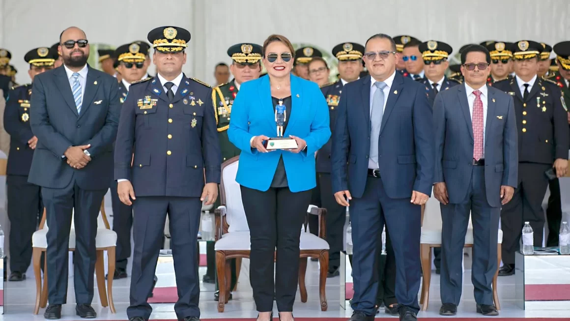 Mandataria Castro asiste a ceremonia de condecoraciones y ascensos de la Policía Nacional