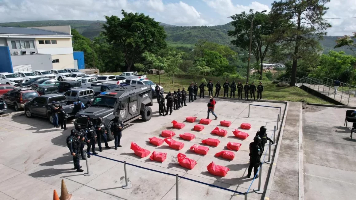 Decomisan lancha con 500 kilos de droga