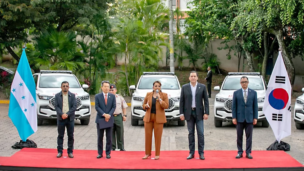Presidenta Castro entrega cinco ambulancias donadas por Corea del Sur