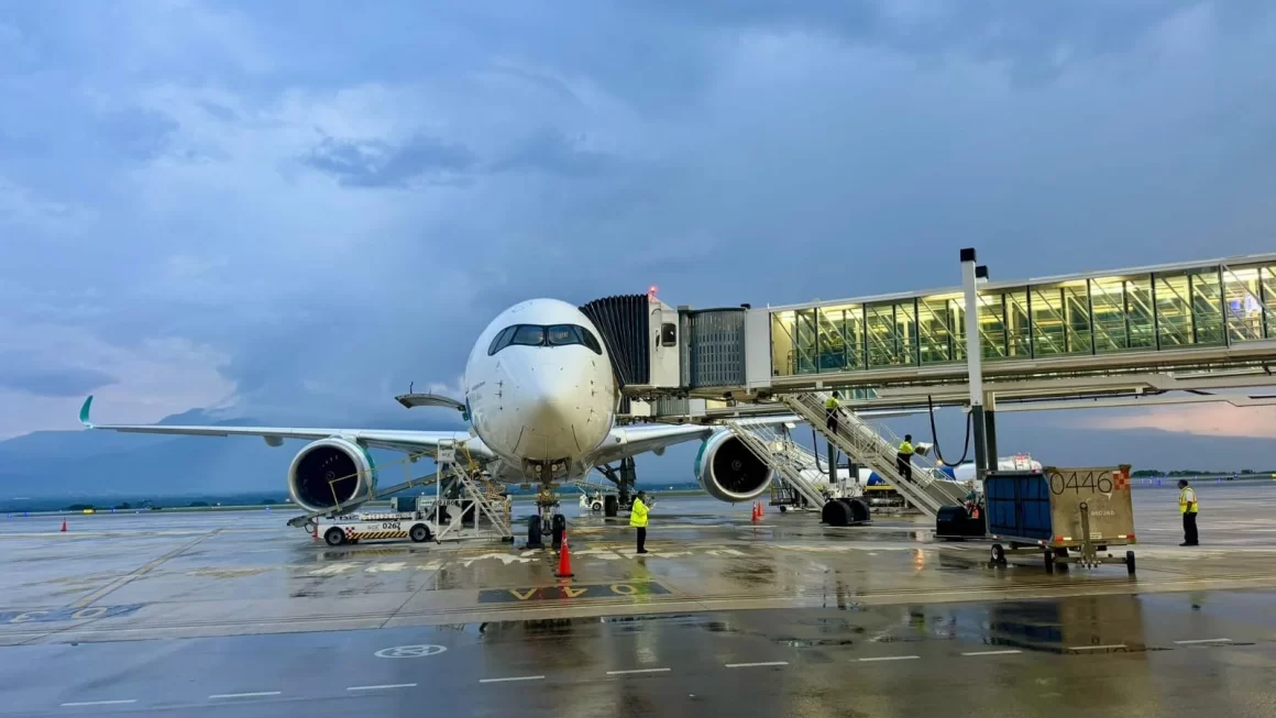 Inauguran vuelos directos hacia Barcelona desde Palmerola 