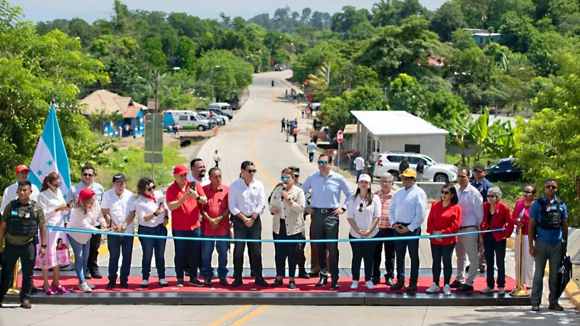Presidenta Castro inaugura tramo carretero de Amapa- San Antonio de Cortés
