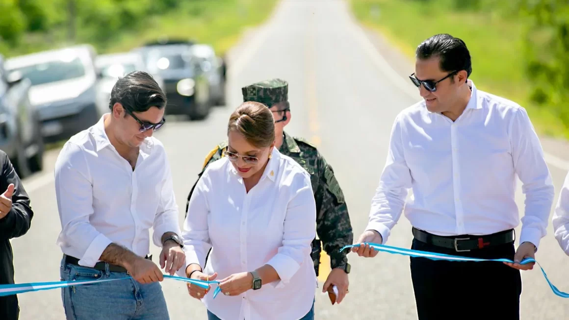 Presidenta inaugura carretera, dos centros educativos y supervisa construcción de hospital en Olancho