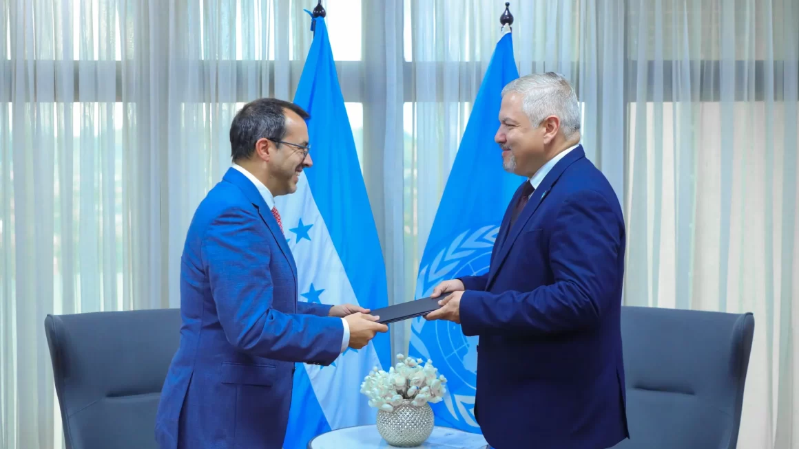 El nuevo Coordinador Resistente de Naciones Unidas en Honduras presenta Copias de Estilo al Canciller de Honduras