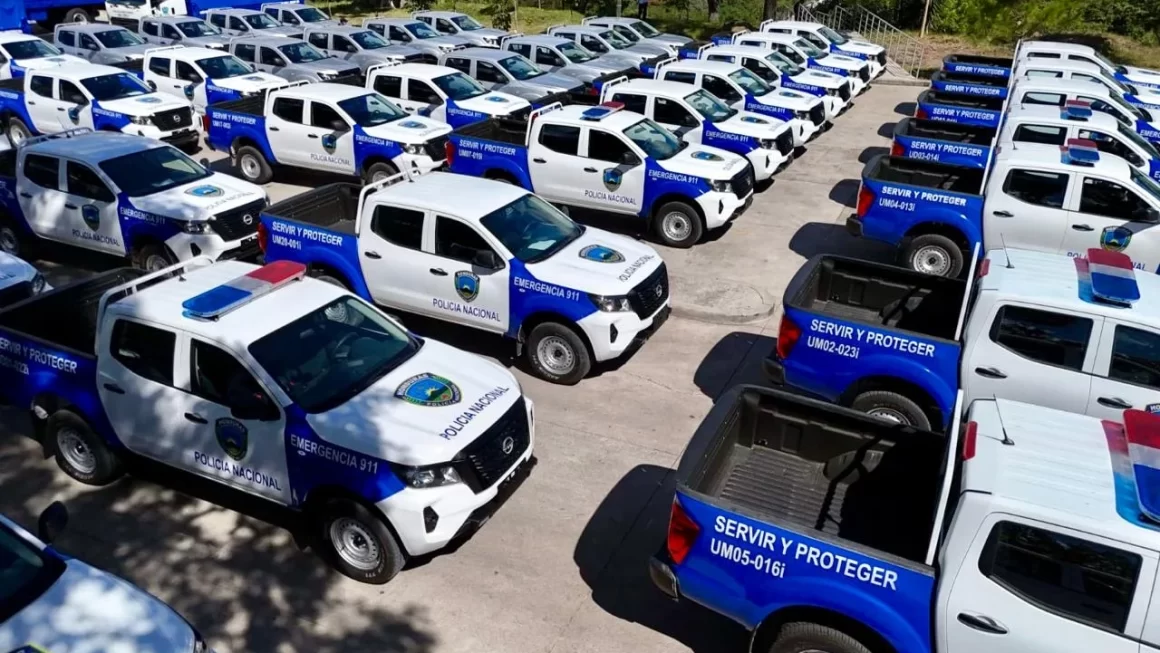 Mandataria Castro entrega a la policía 91 unidades entre ellas 60 patrullas.