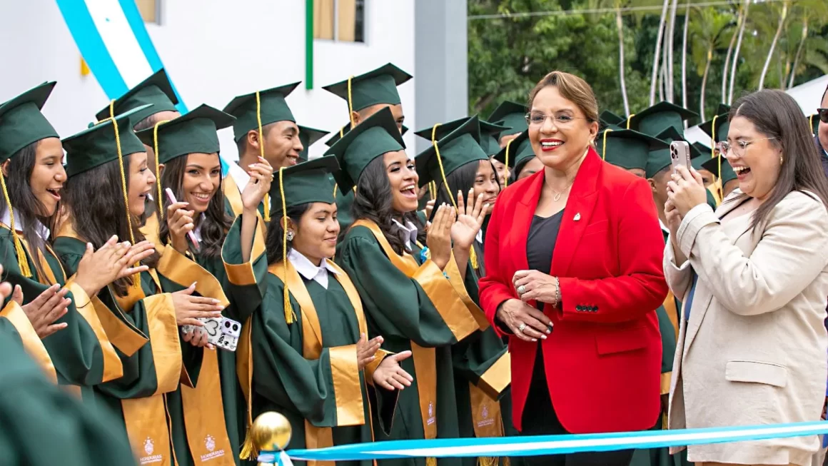 Mandataria Castro clausura el año escolar en ceremonia de graduación de 103 jóvenes becados 