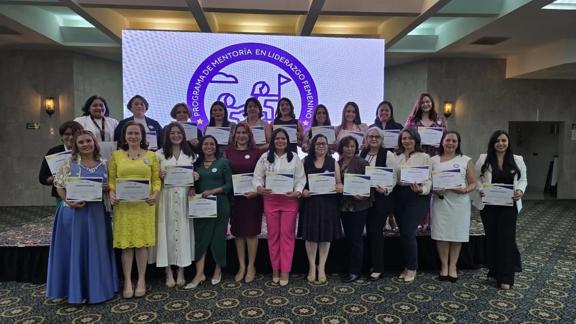 La ENEE presenta primera promoción del Programa de Mentoría Femenina