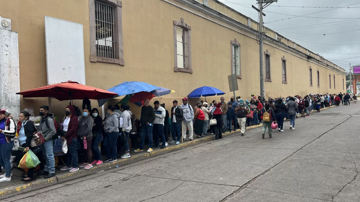 Colapsado de pacientes en busca de citas médicas hospital San Felipe de la capital