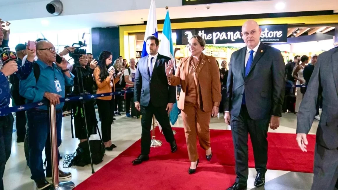 Xiomara Castro llega a Panamá para participar en la Cumbre del Parlatino