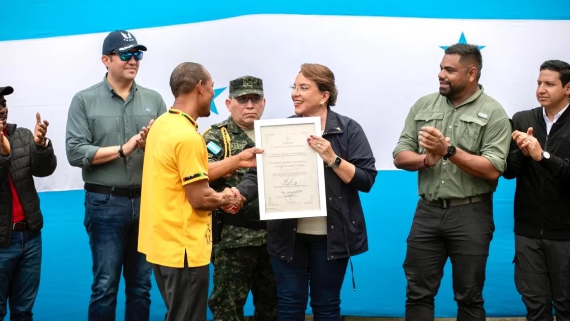 Gobierno entrega títulos de propiedad a misquitos y garífunas de Gracias a Dios