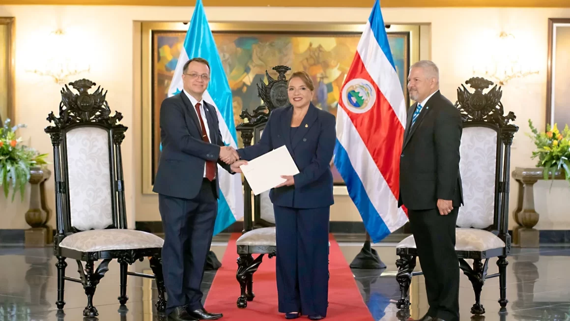 Nueve embajadores presentaron sus Cartas Credenciales ante la mandataria Castro 