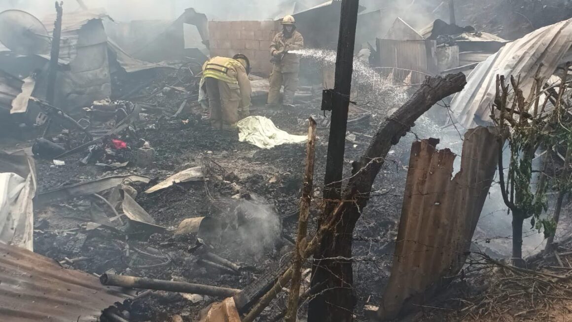 Dos menores y un adulto mueren  en incendio de una vivienda en La Ceiba, Atlántida