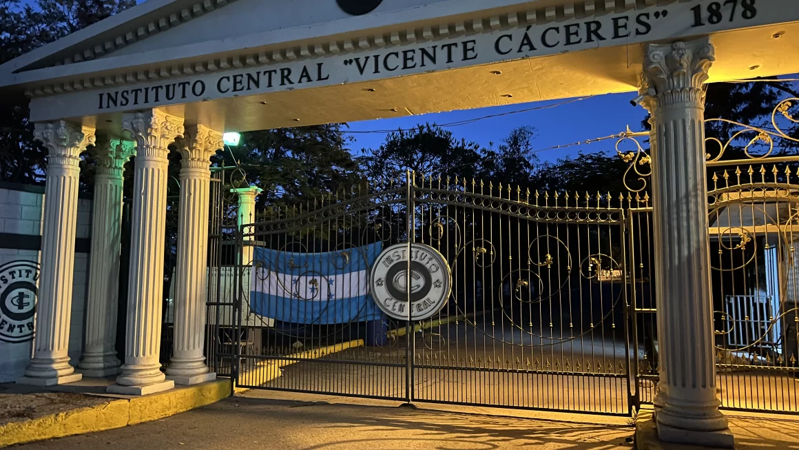 Docentes continúan en paro por retraso en el pago de salarios