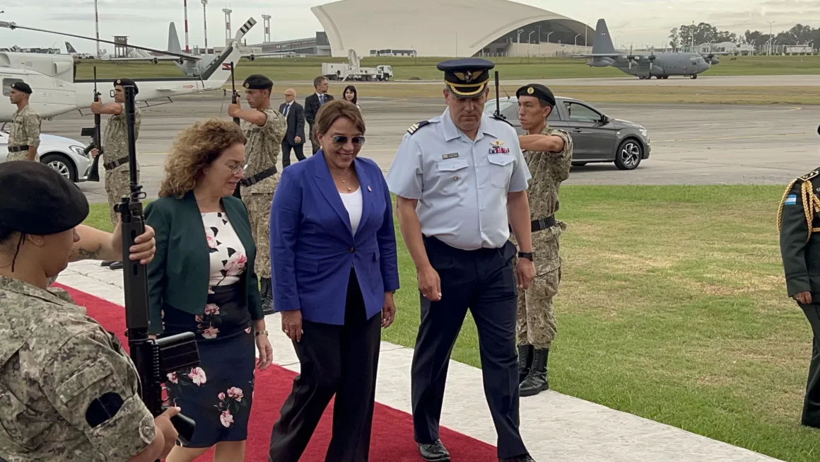 Presidenta Castro llega a Uruguay para la toma de posesión de Yamandú Orsi