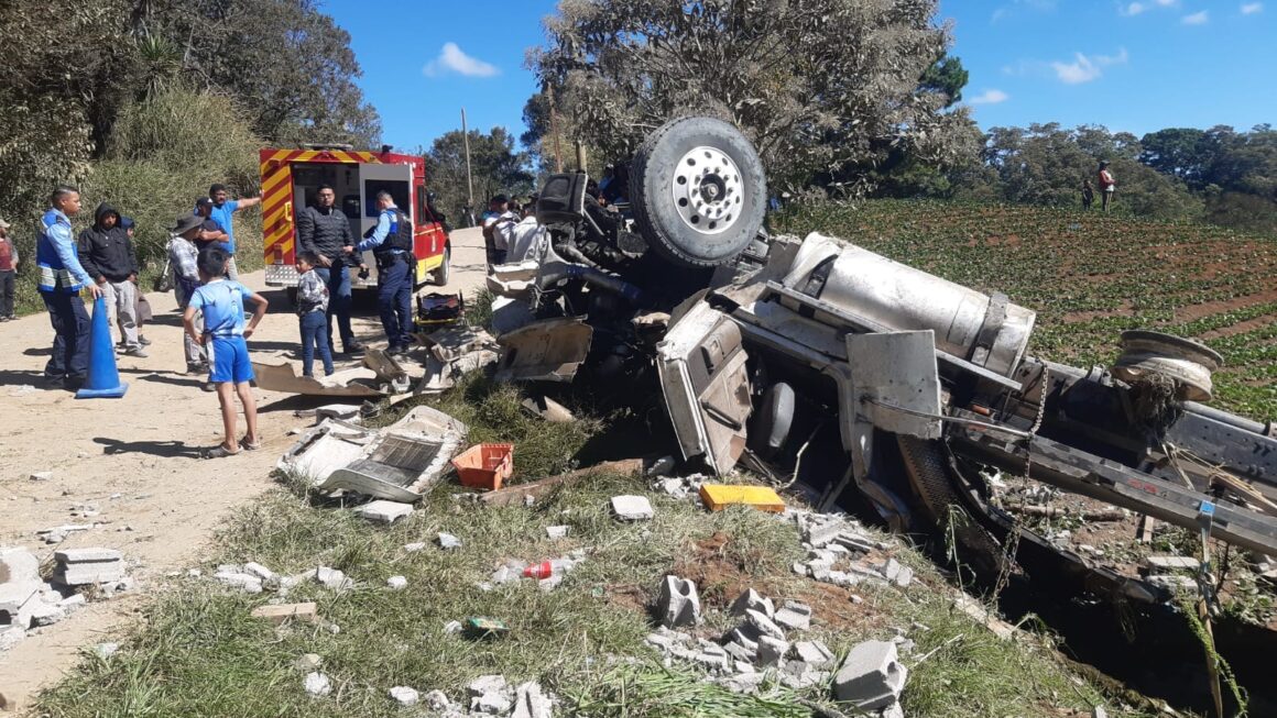 Un muerto en fatal accidente tras volcamiento de camión en Intibucá 