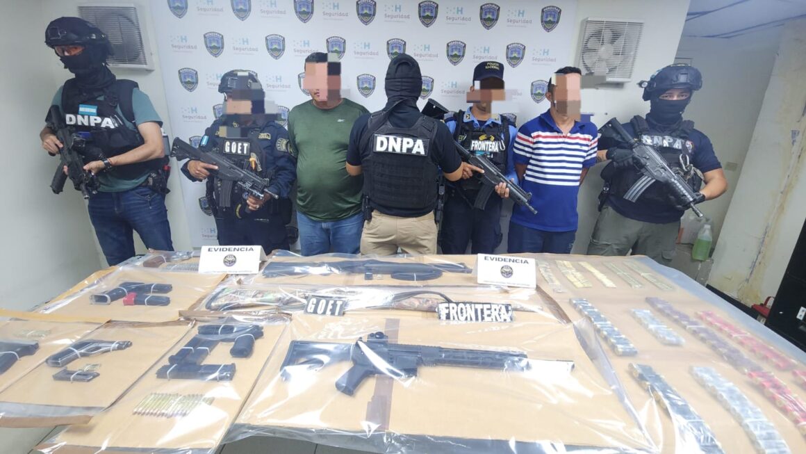 Policía captura a miembros de estructura criminal que trafica armas desde EEUU