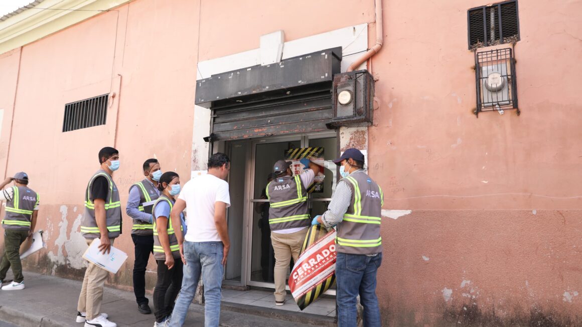 Por la proliferación ratones e insalubridad ARSA cierra restaurante capitalino 