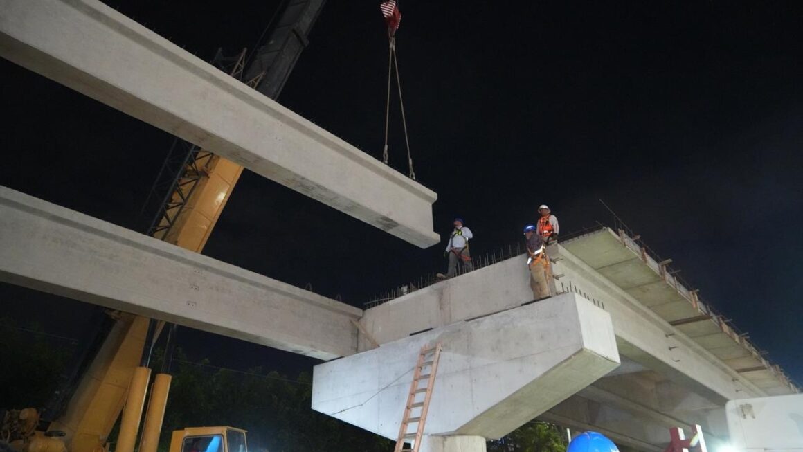 Alcaldía concluye la instalación de vigas en el paso a desnivel del bulevar Juan Pablo II
