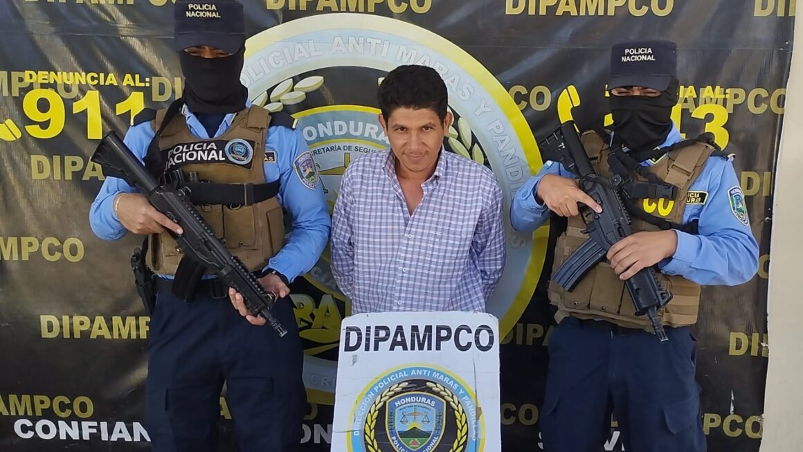 Capturan a hombre que figuraba en la Lista de los 10 más buscados en el país