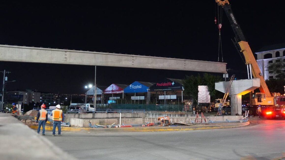 Construcción del puente a desnivel del bulevar Juan Pablo II avanza con la instalación de vigas