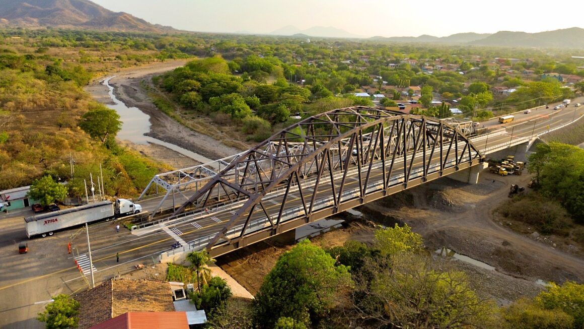 Gobierno inaugura reconstrucción del puente Guacirope en Nacaome 