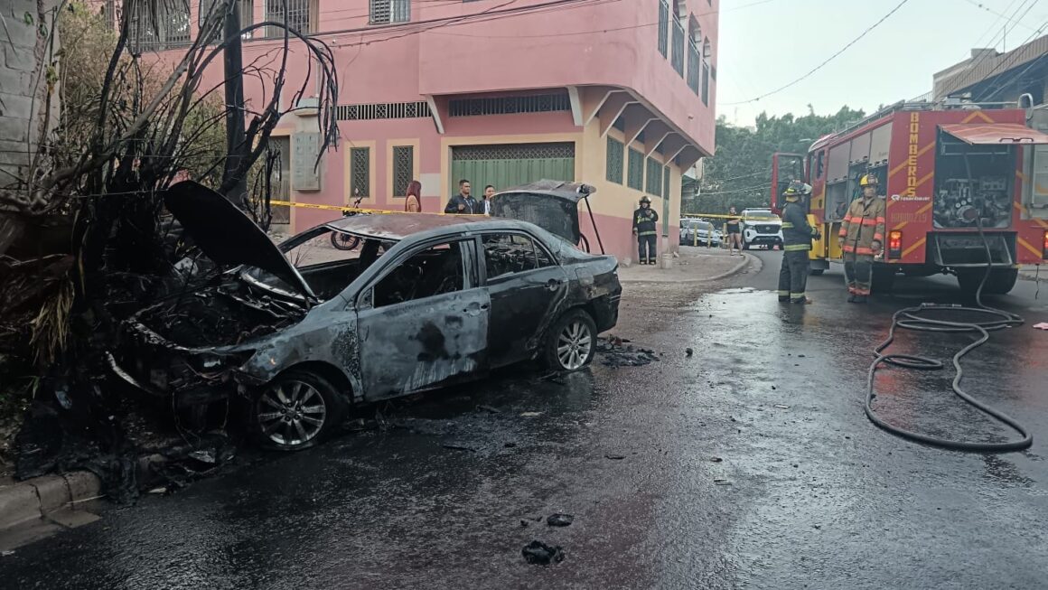 Una persona calcinada fue encontrada dentro de un vehículo en colonia Kennedy 