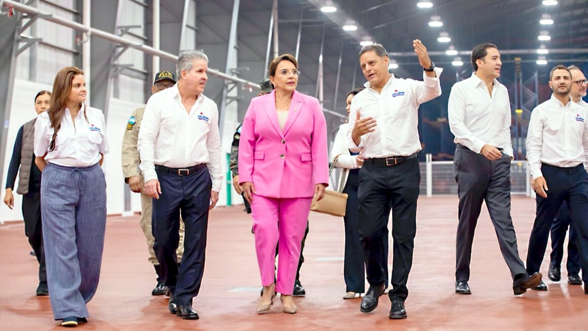 Mandataria Castro participa como invitada en apertura de nueva planta de snacks en Comayagua 