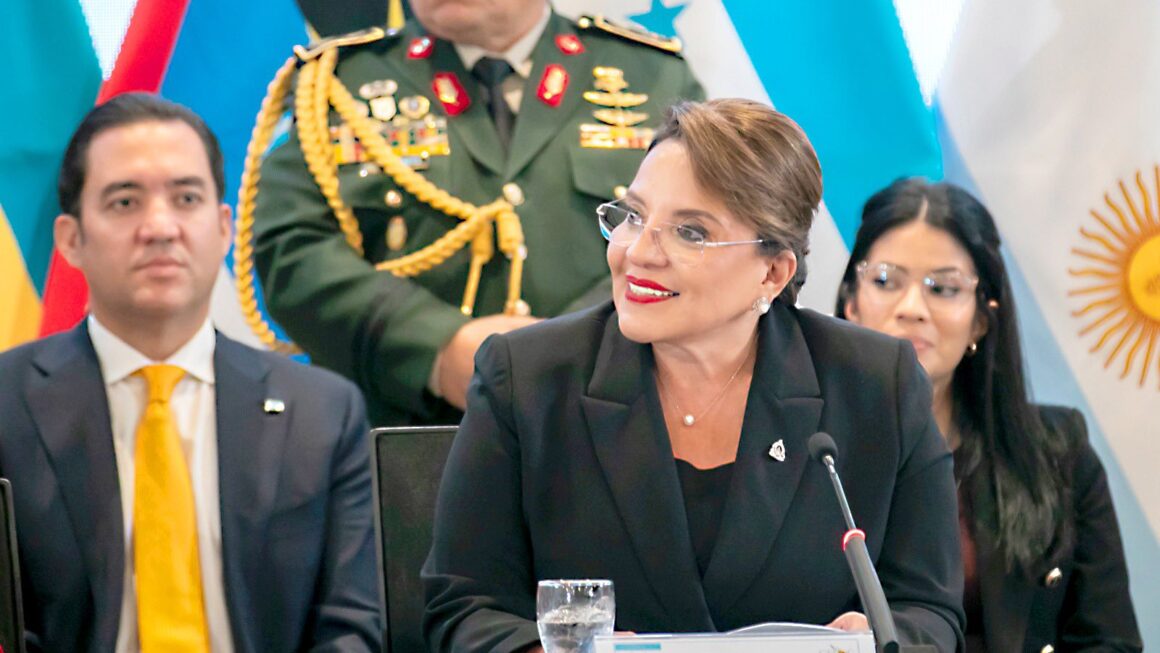 Debatir nuevo orden mundial que impone EEUU por medidas migratorias y arancelarias pide Castro ante la CELAC