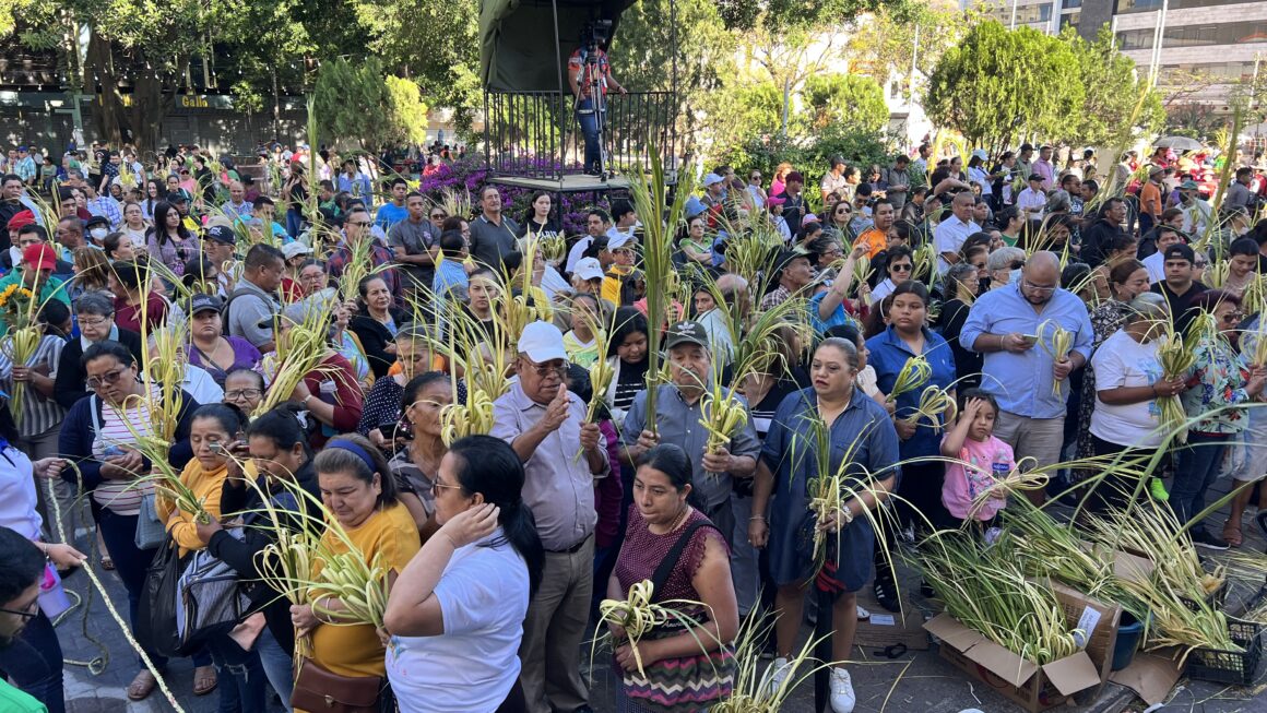 Feligreses católicos conmemoran entrada de Jesús a Jerusalén en Domingo de Ramos