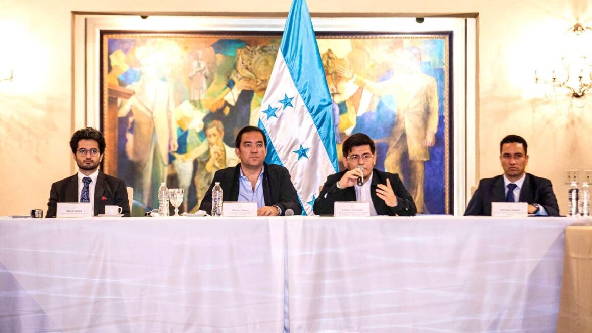 Gobierno aumenta 1,400 lempiras en concepto de salario mínimo a empleados públicos