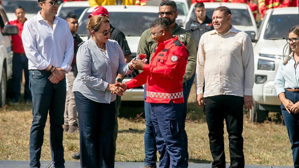 Presidenta Xiomara Castro entrega 18 patrullas para protección forestal en Olancho