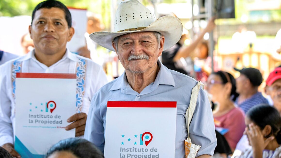 Presidenta Xiomara Castro entrego 1,125 títulos de dominio pleno a más de 4,500 pobladores en Olanchito, Yoro 