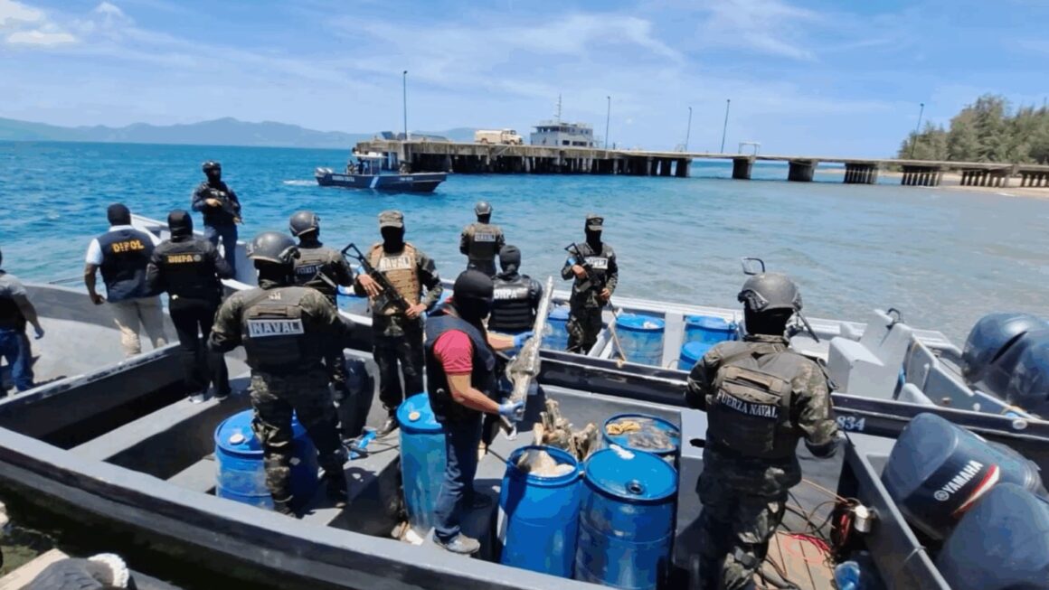 FFAA decomisa dos lanchas con fuerte cargamento de armas en Gracias a Dios 