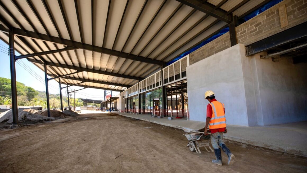 Presidenta Castro supervisa los avances de transformación del aeropuerto de Roatán