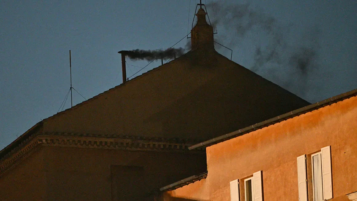 Fumata negra en la primera votación del Vaticano en el cónclave para elegir nuevo Papa