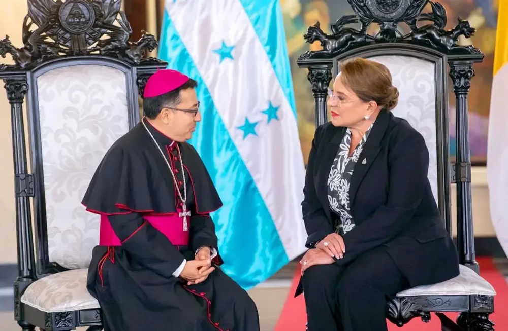 Presidenta Castro recibe cartas credenciales de Nuncio Apostólico