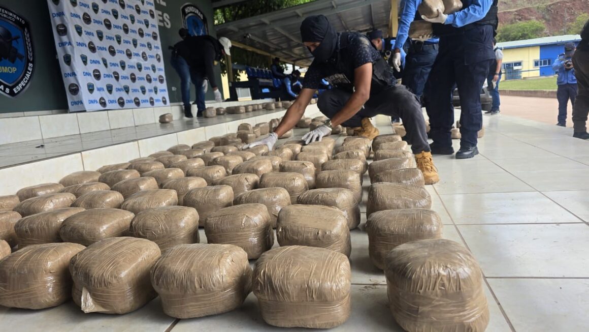 Policía Nacional decomisa 1,970 paquetes de marihuana en vehículo abandonado en El Paraíso