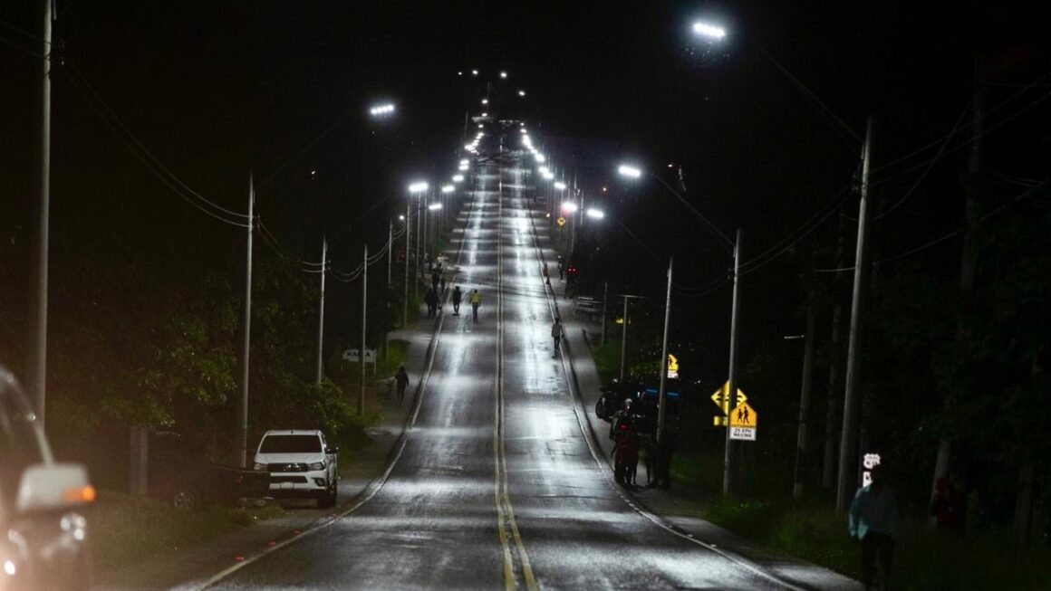 Presidenta Castro inaugura ocho proyectos de iluminación en cuatro municipios de Olancho