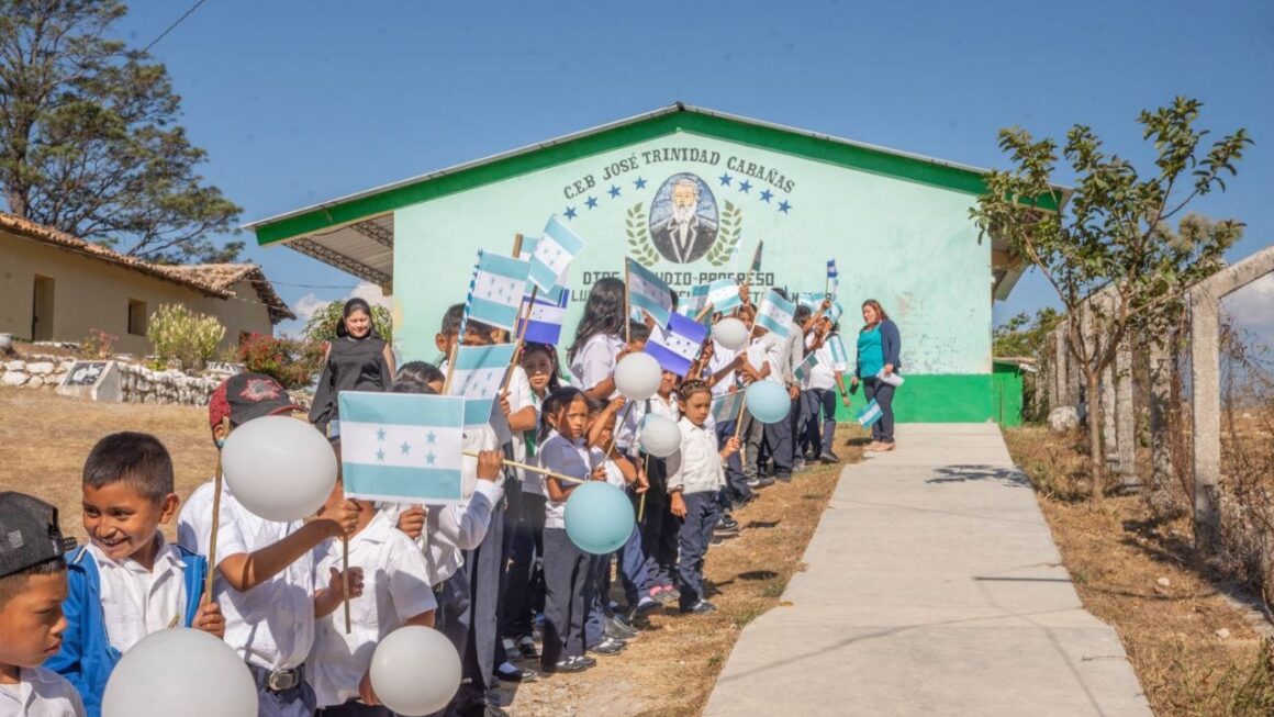 Honduras suscribe financiamiento de 55 millones de dólares  con el BID para transformar la educación rural 