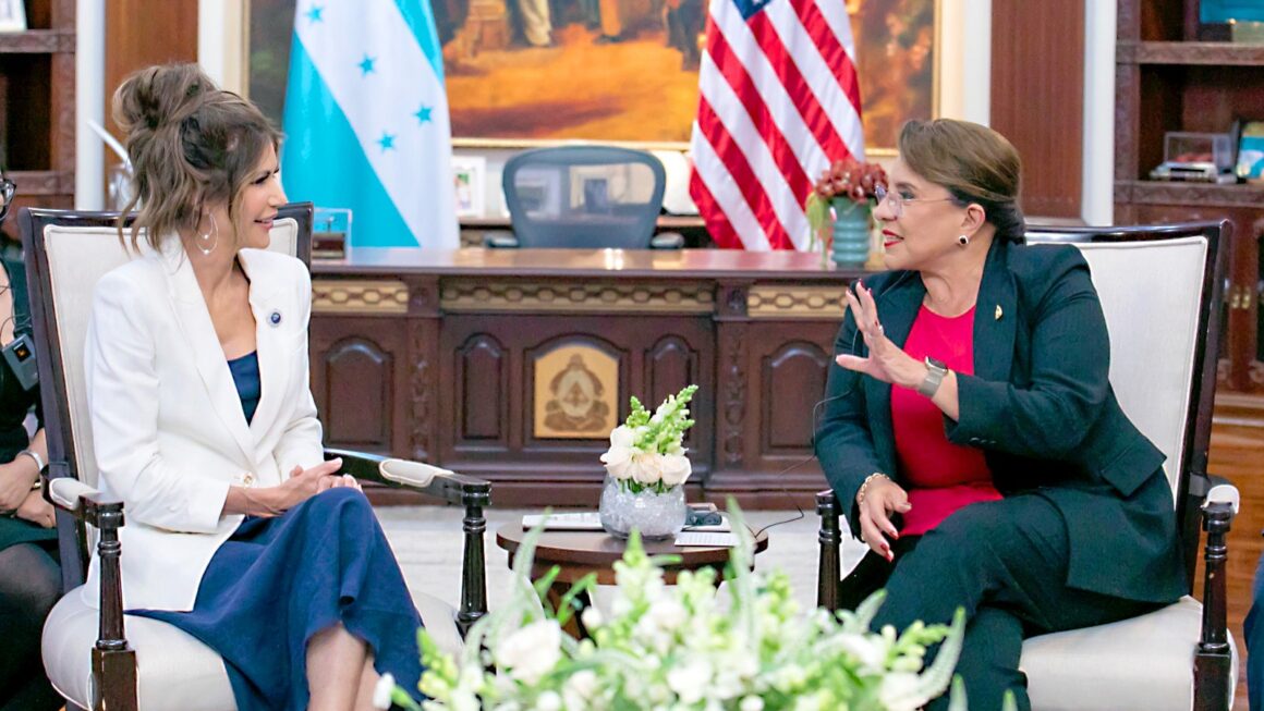 Gobierno y Kristi Noem abordan temas de migración, TPS y seguridad fronteriza