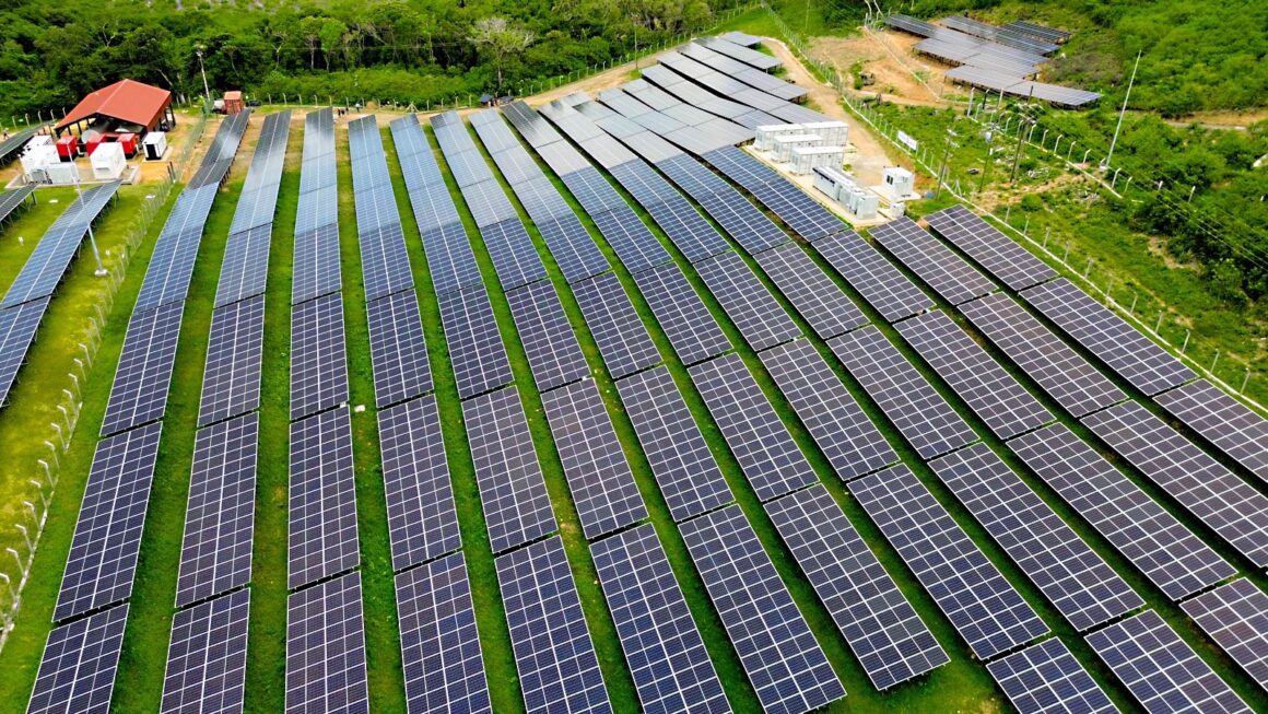 Gobierno entrega planta de energía solar a Guanaja que reducirá a la mitad la tarifa