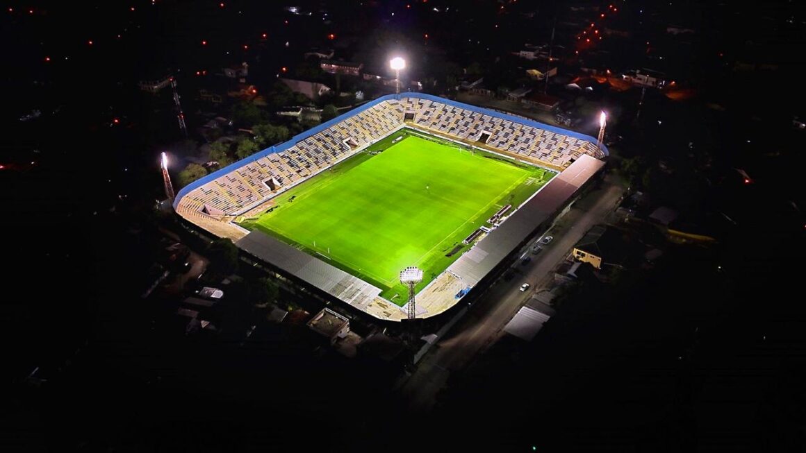 Mandataria Castro inaugura cancha híbrida del Estadio Ceibeño 