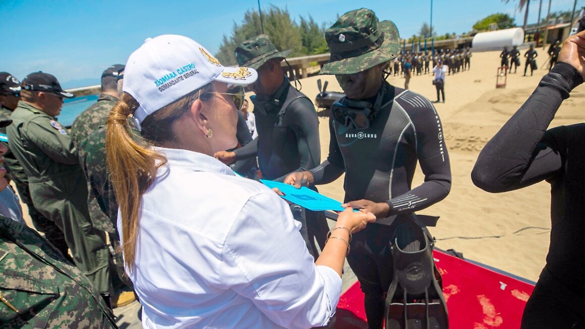 Presidenta Castro asiste a graduación de buzos militares en Trujillo