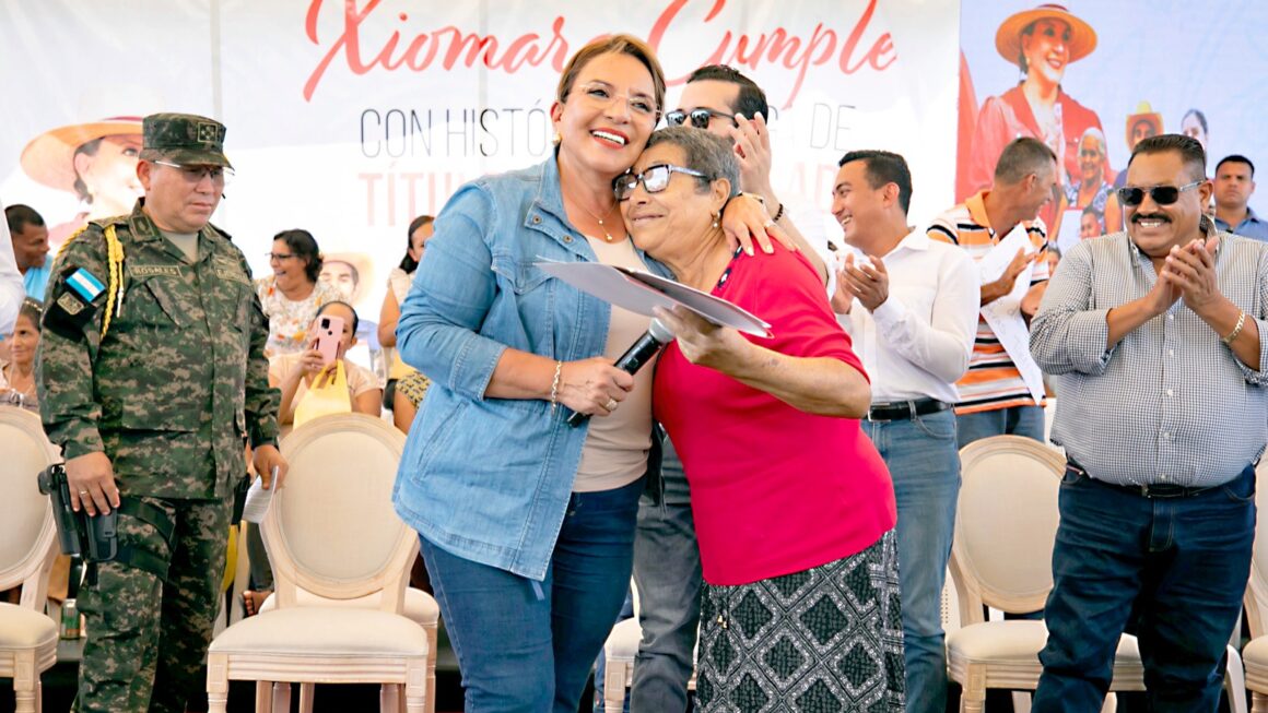 Mandataria Castro entrega más de dos mil títulos de propiedad en Orica, Francisco Morazan