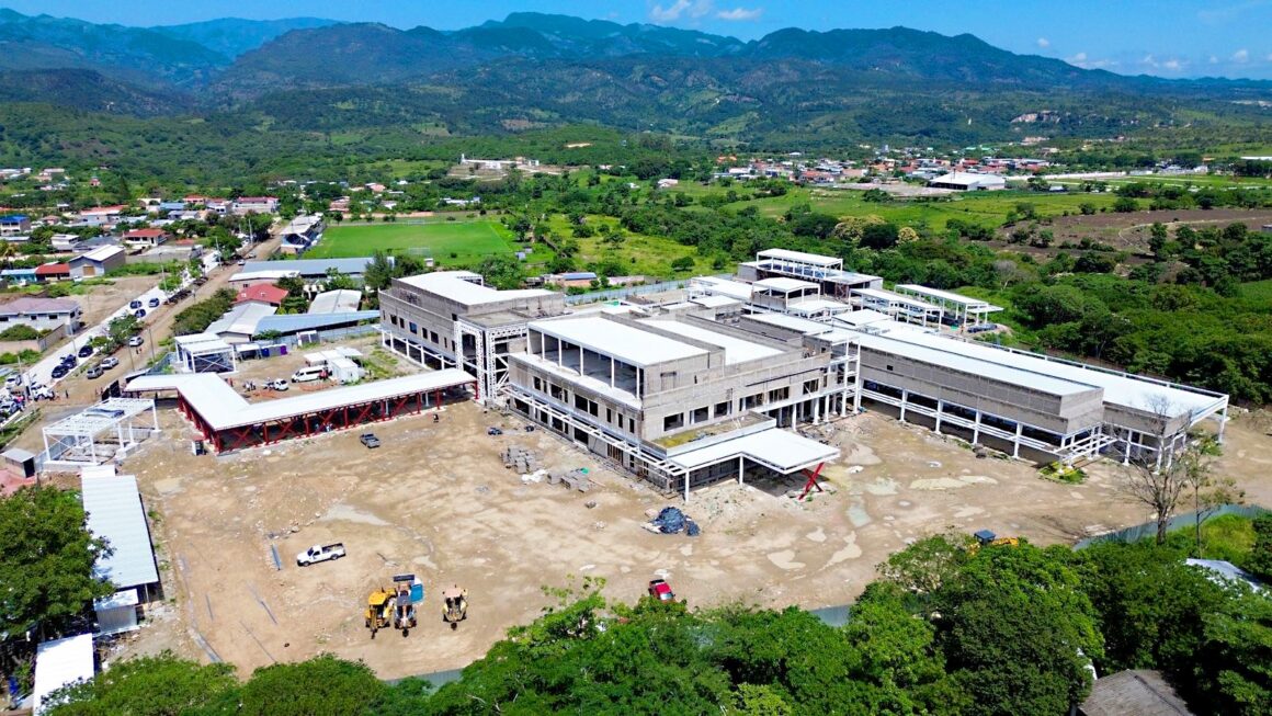 Presidenta Castro inspecciona Centro de Estabilización de Emergencia en Sensenti,Ocotepeque