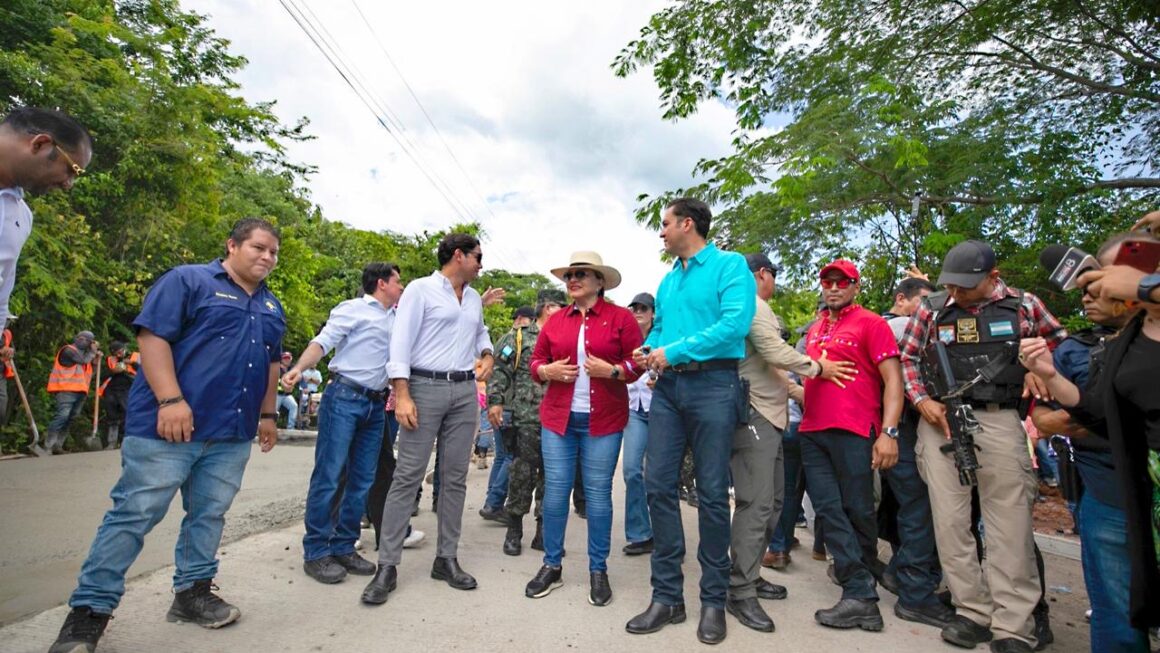 Mandataria supervisa pavimentación y rehabilitación de la carretera desvío de San Lorenzo-Coyolito
